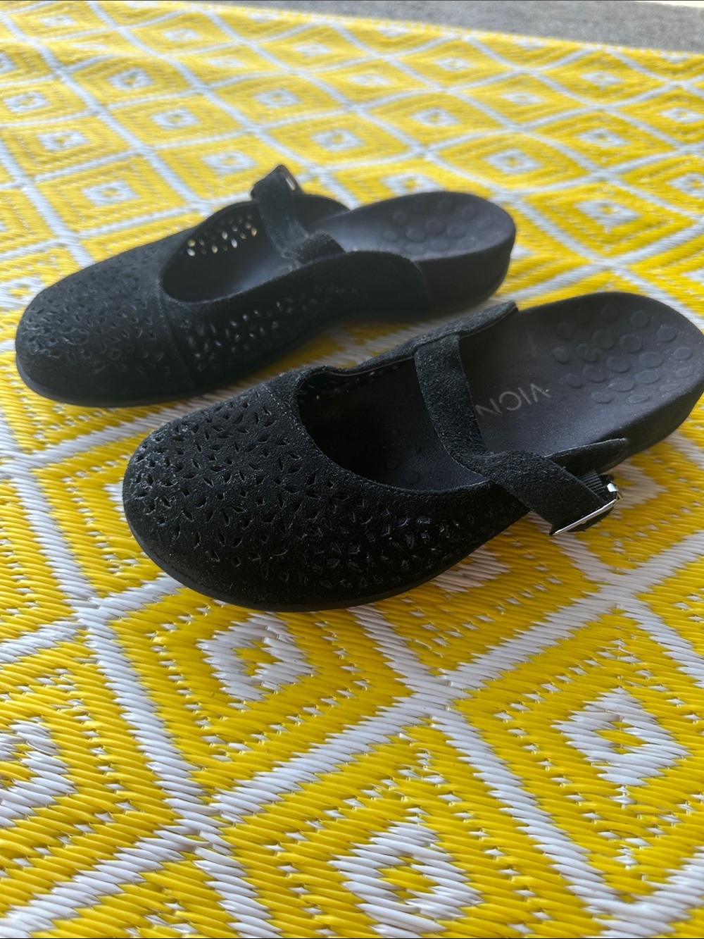 Vionic black womens slip on shoes size 6